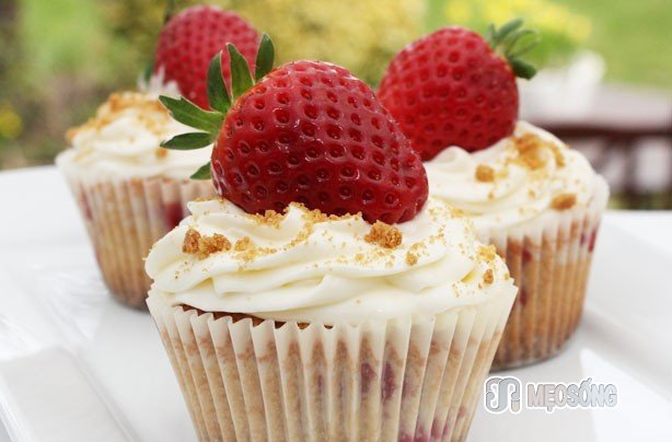 Strawberry-cheesecake-cupcake4