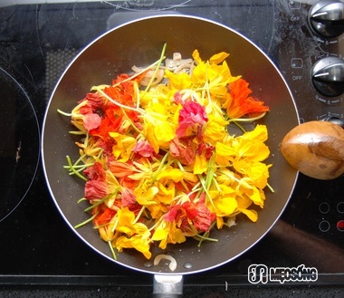 Flower omelette